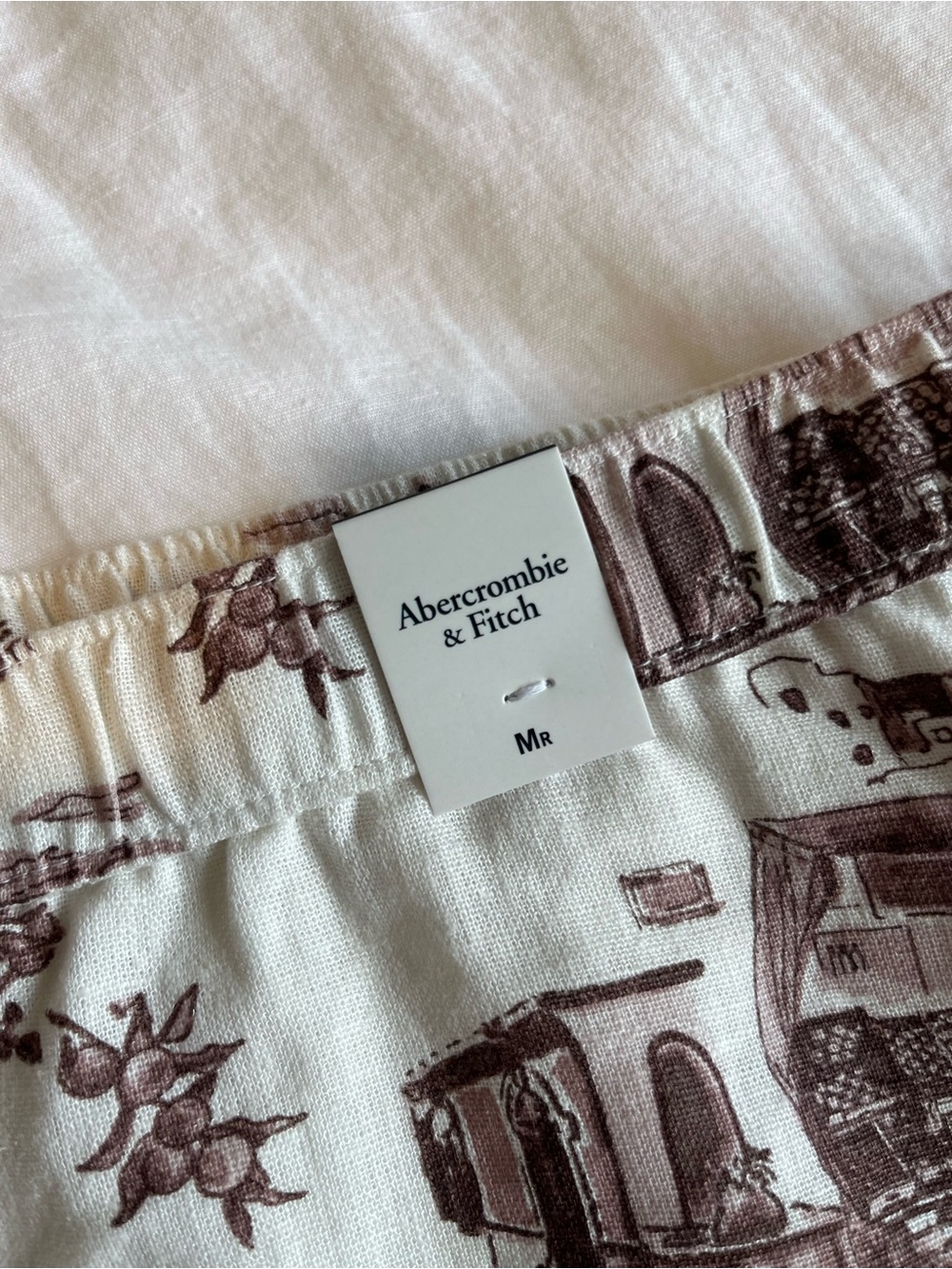 Women’s Cream Toile Print Pull-On Mid-Rise Linen Blend Shorts - Picture 6 of 6